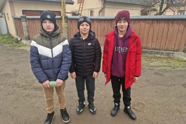 Колядували для ЗСУ: Троє юних буковинців передали бійцям зароблені під час свят 3 тис. грн