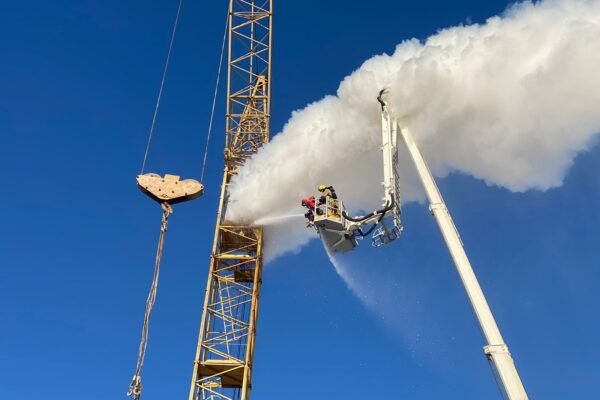 На будмайданчику у Рівному горів баштовий кран (ФОТО)