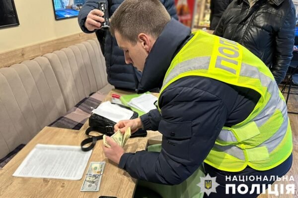 У Києві затримали лікаря, який за 9000 доларів готував фіктивні документи для ухилянтів (ФОТО)