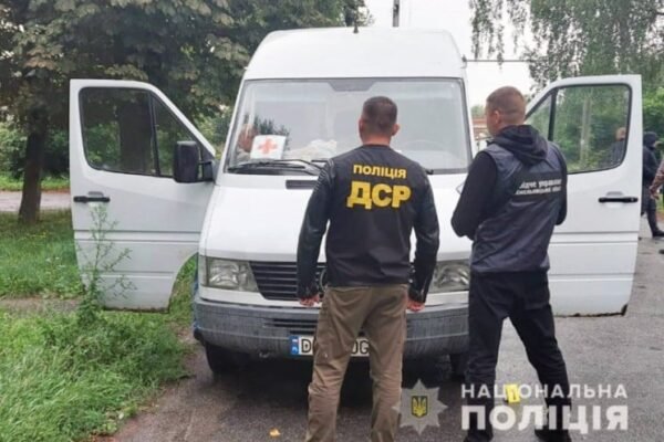 На Хмельниччині псевдоволонтер продав автівки та гуманітарку, призначені для фронту