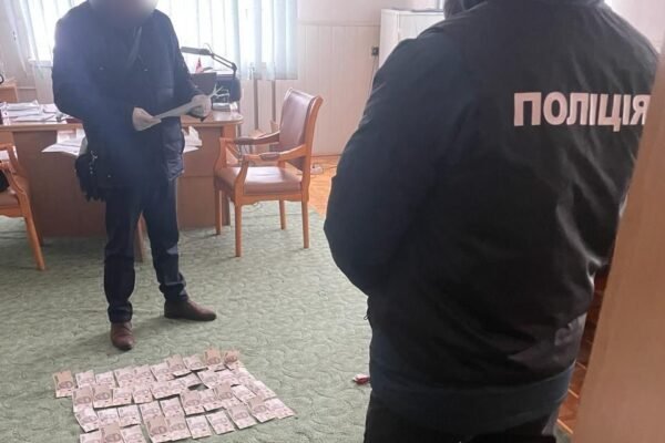 Один з керівників Волинського облавтодору попався на систематичних хабарях