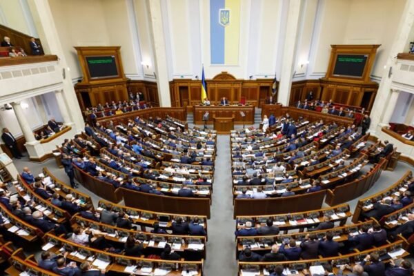 Ряди міліють: 17 нардепів від “Слуги народу” написали заяви про складання мандата, – Арахамія