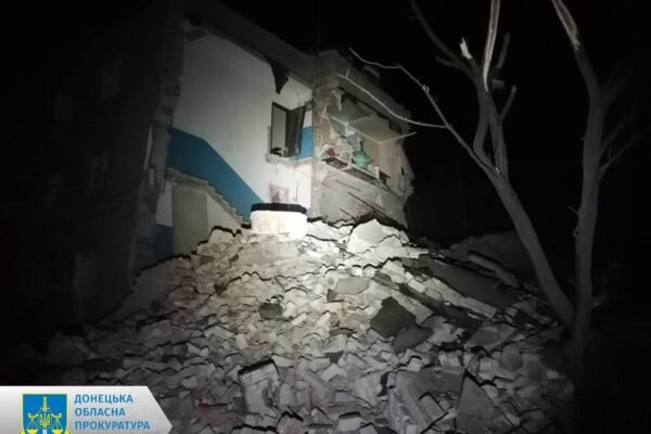 Росіяни вдарили авіабомбами по Нью-Йорку на Донеччині. Є поранені, під завалами шукають людей