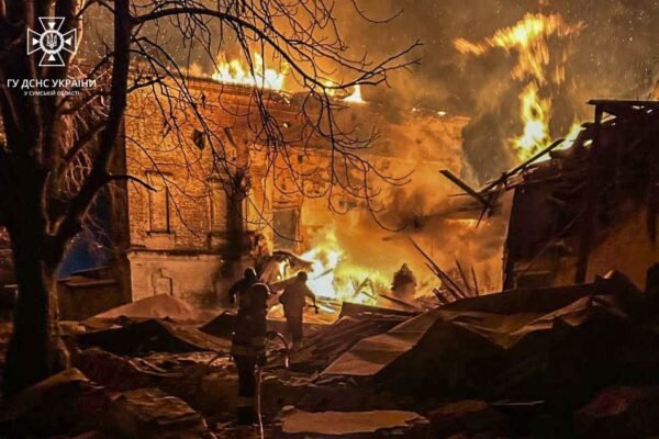 На Сумщині через обстріли спалахнув Будинок культури та приватні оселі