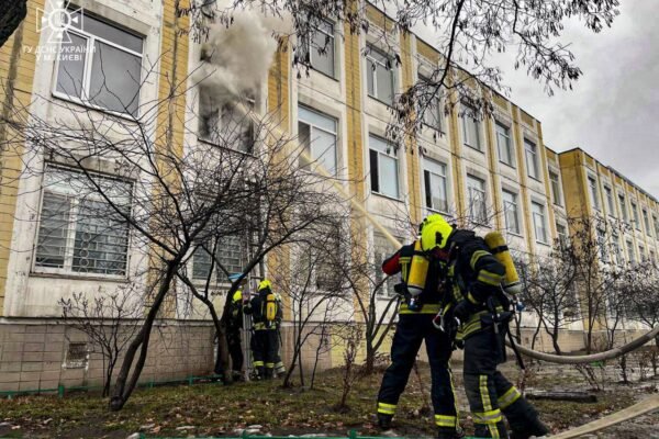У Дарницькому районі столиці горіла школа (ФОТО, ВІДЕО)