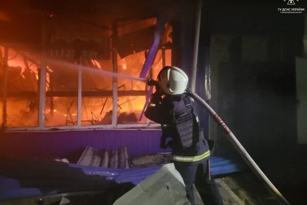 На Миколаївщині дрони поцілили в магазин та склади: Поранено охоронця, спалахнула пожежа (ФОТО, ВІДЕО)