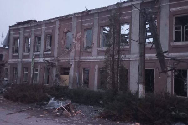 Окупанти обстріляли історичну будівлю телекомунікаційної компанії у Вовчанську
