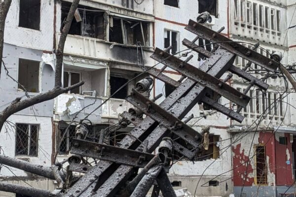 З-під завалів у Харкові дістали живого чоловіка. Його сім’я все ще під руїнами будинку