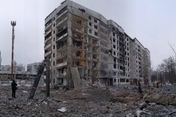 Жахливі кадри: Як у Харкові шукають під завалами людей (ФОТО, ВІДЕО)