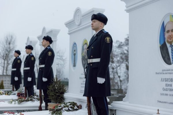 Рік після трагедії у Броварах: На Байковому кладовищі відбулося вшанування загиблих в авіакатастрофі (ФОТО, ВІДЕО)