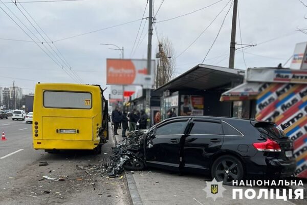 У столиці некерована “Тойота”спричинила загибель чоловіка на зупинці громадського транспорту (ФОТО)