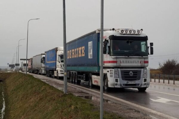 Блокування відновлено: Польські фермери повторно заблокували проїзд вантажівок на пункті пропуску “Шегині-Медика”