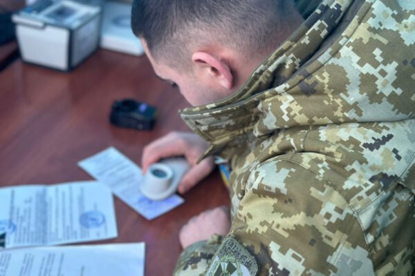 На кордоні затримали двох ухилянтів, що мали при собі цілий стос фальшивих документів та посвідчень