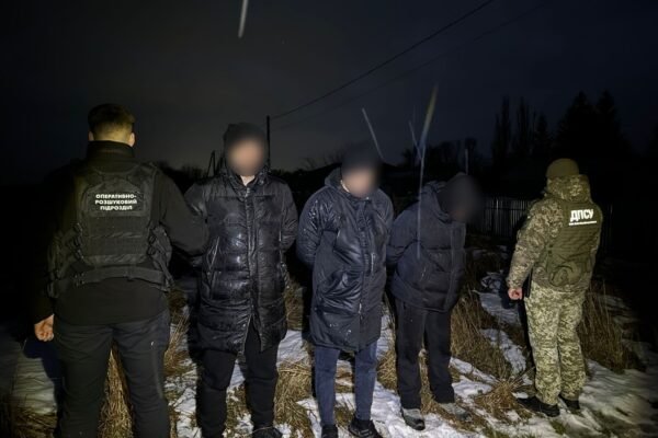 На Буковині троє чоловіків намагалися пішки перетнути кордон за інструкціями в телефонному режимі