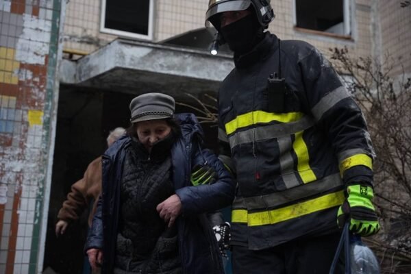 Внаслідок ракетного удару по Києву є загиблі: Рятувальники ліквідують наслідки (ФОТО, ВІДЕО)