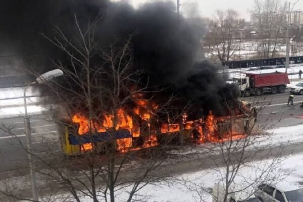 У Києві згорів тролейбус, який підпалили зсередини (ВІДЕО)