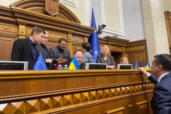 Стефанчук закрив засідання Ради через блокування трибуни з питання Безуглої