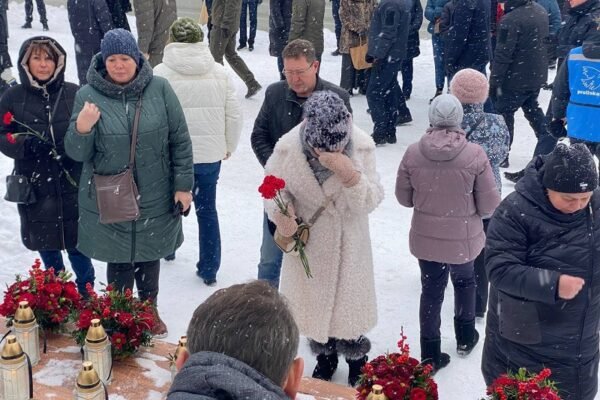 Як у Дніпрі на роковини трагедії вшановують пам’ять загиблих від удару ракети по багатоповерхівці (ВІДЕО)