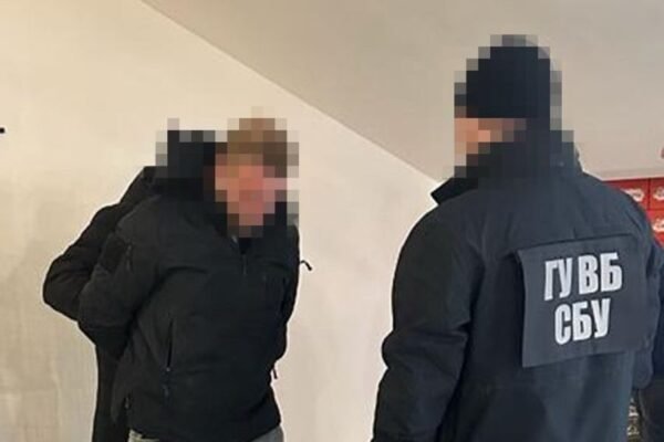 На Буковині затримали псевдопідполковника СБУ, який за 10 тисяч доларів обіцяв «посади» в спецслужбі