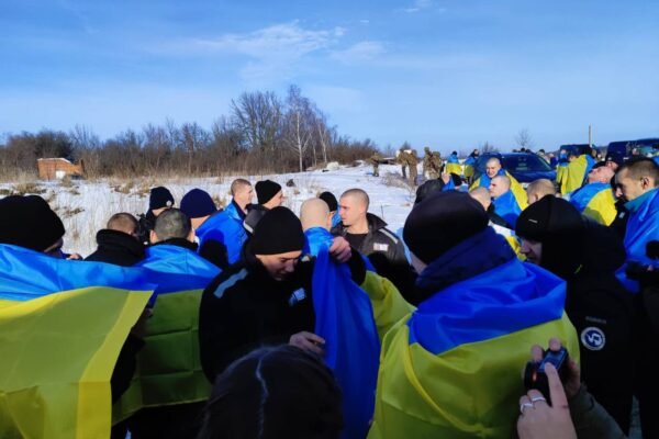 СБУ показала, як зустрічали з полону українських військових (ВІДЕО)