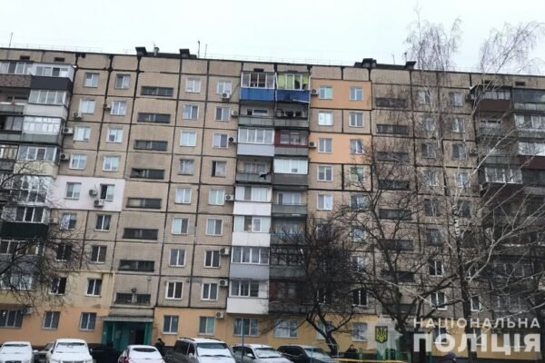 У Кривому Розі невідомий поцілив у багатоповерхівку з РПГ. Пошкоджено кілька квартир