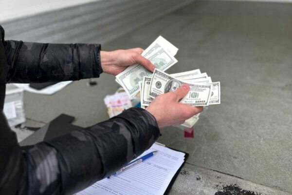 На Рівненщині посадовця сільради викрили на хабарі