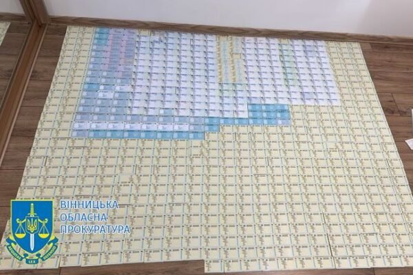 На Вінниччині затримали членів ОЗГ, що виготовили та продали 3,8 тис. підробних документів