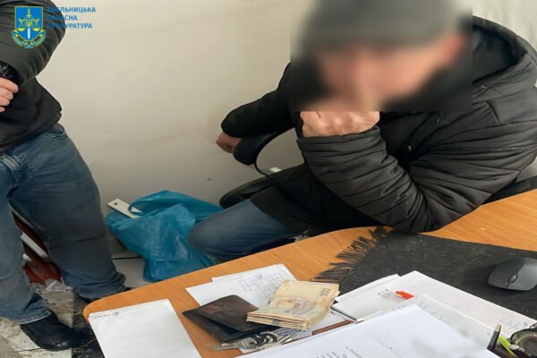 На Хмельниччині повідомлено про підозру посадовцю комунального підприємства за незаконну утилізацію автомобільних шин