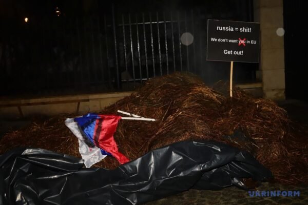 Польські активісти привезли 2 тонни лайна до воріт резиденції російського посла (ФОТО, ВІДЕО)