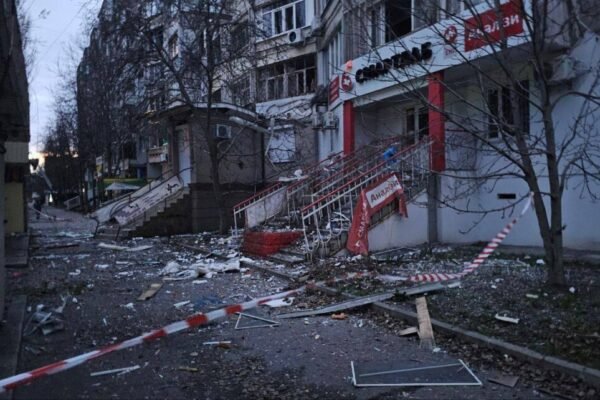 Внаслідок обстрілу Херсона загинув 19-річний юнак. Ще троє людей, серед яких дитина, поранені