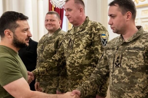 Зеленський присвоїв звання Героя України Залужному і Буданову