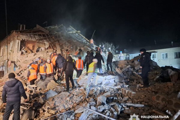 У Великому Бурлуці на Харківщині з-під завалів зруйнованого будинку врятували жінку (ФОТО)