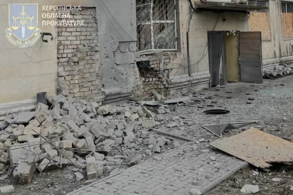 Обстріл Херсона: окупанти поцілили по медзакладах та зупинці (ФОТО)