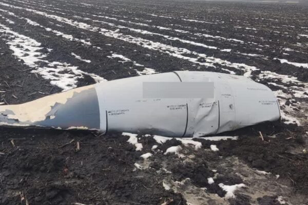 На Харківщині в полі знайшли уламки гіперзвукової ракети Х-22 із цілою бойовою частиною (ФОТО)