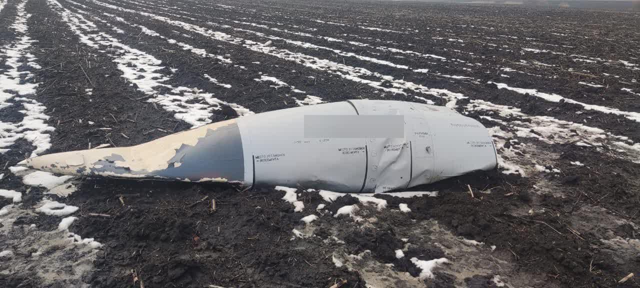 На Харківщині в полі знайшли уламки гіперзвукової ракети Х-22 із цілою ...