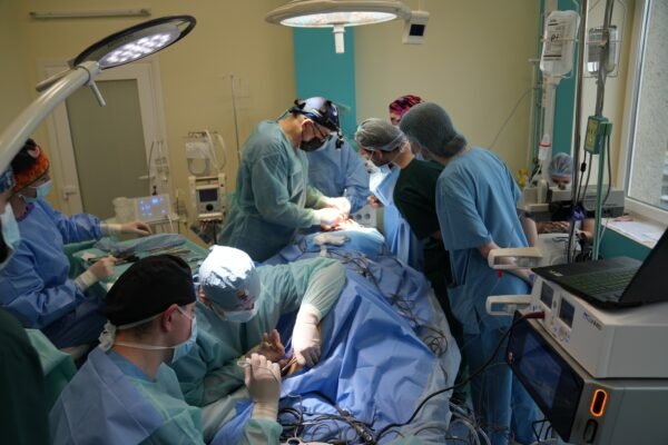 Українські хірурги вперше самостійно провели складну операцію з пересадки кістки (ФОТО)