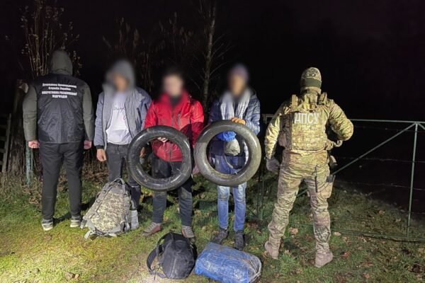 Хотіли форсувати Тису на автомобільних шинах: На кордоні затримали групу ухилянтів