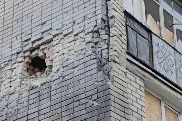 Обстріл Дніпровського району Херсона: окупанти влучили у багатоповерхівку (ВІДЕО)