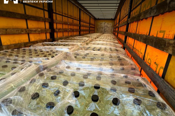 Жителька Чернівців намагалася провезти через кордон 23 тис. літрів спирту під виглядом омивача для скла