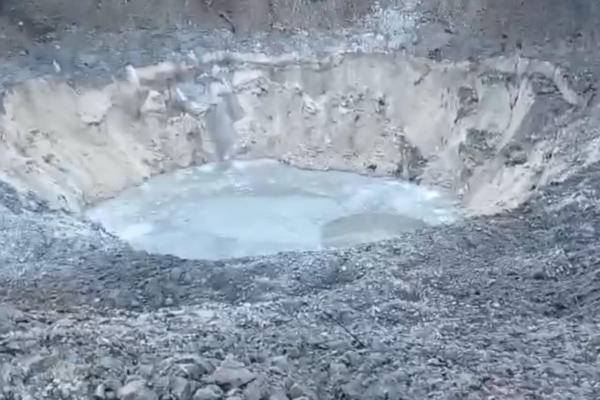 Атака на Київщину: Мер Бучі показав величезну вирву від російської ракети (ВІДЕО)