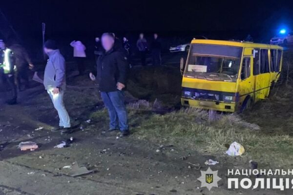 Морошна ДТП на Львівщині: дві пасажирки випали з автобуса під колеса автопоїзда (ФОТО)