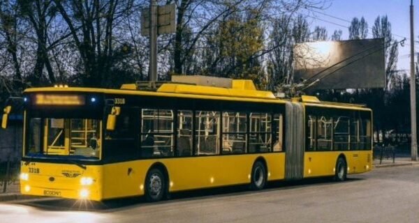 У Херсоні через нічні обстріли пошкоджена контактна мережа тролейбусів