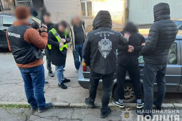На Буковині на гарячому затримали організатора втечі ухилянтів разом із “клієнтами”