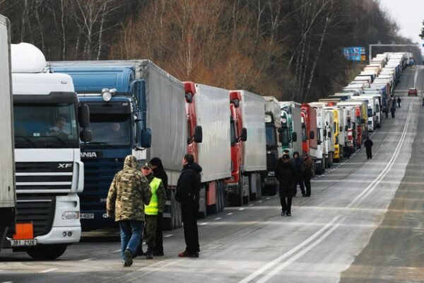 Чергова смерть на кордоні: у Словаччині в черзі на перетин кордону помер 35-річний український водій