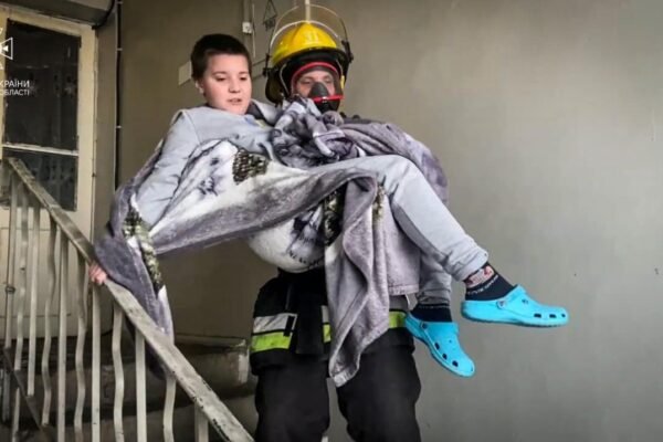 На Одещині з палаючого гуртожитку врятували 20 людей, серед яких дитина (ФОТО)