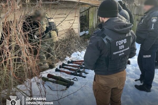 На Чернігівщині знайшли великий схрон зі зброєю