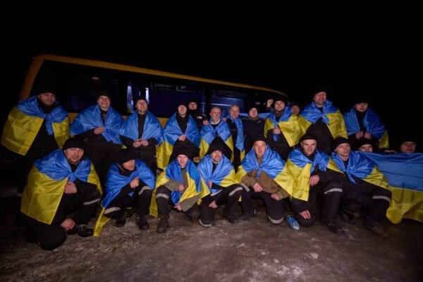 Ще 100 українських захисників повернулися з російського полону (ФОТО)