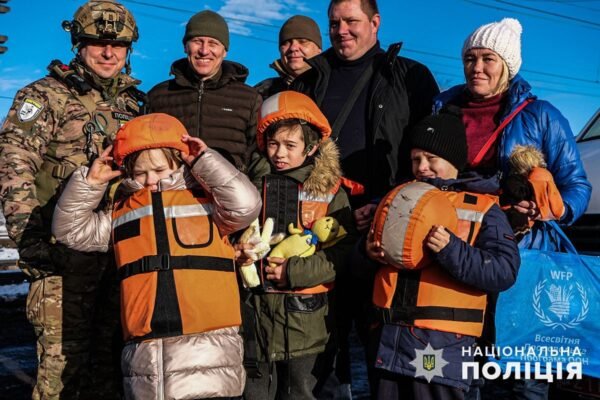 “Білі янголи” вивезли матір з трьома дітьми із прифронтового Желанного (ФОТО)