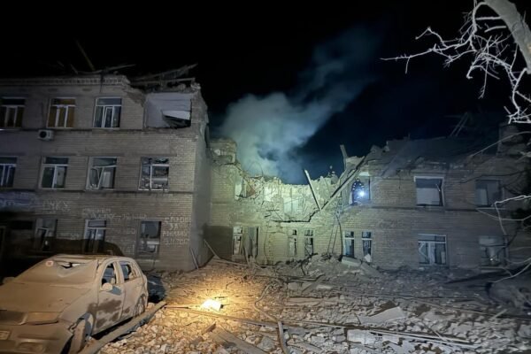 В ніч на 14 лютого росіяни обстріляли лікарню та 5-поверхівку у Селидовому: Є загиблі та поранені
