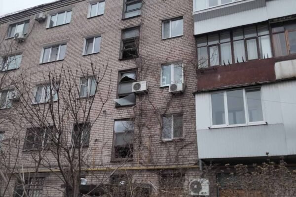 Ракетний удар по Запоріжжю: Влучання в інфраструктурний обʼєкт, пошкоджені багатоквартирні будинки, є поранені